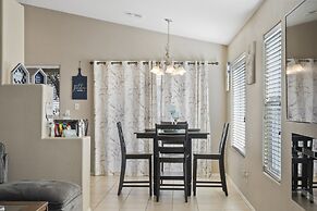 Cozy Hidden Gem - 3BR - 1Den w Backyard