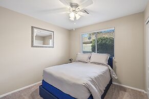 Cozy Hidden Gem - 3BR - 1Den w Backyard