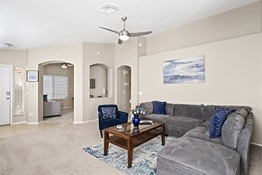 Cozy Hidden Gem - 3BR - 1Den w Backyard