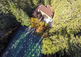 33sw - Wifi - Fireplace - Amenities - Sleeps 4 1 Bedroom Home by RedAw