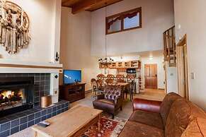 Townsend Place With Largest Outdoor Hot Tub and Ski-in Ski-out Access 