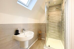 Stunning 4 Bed House With Cinema Room & Parking