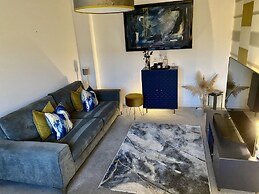 Stunning 4 Bed House With Cinema Room & Parking