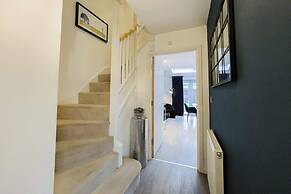 Stunning 4 Bed House With Cinema Room & Parking