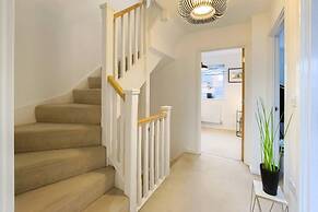 Stunning 4 Bed House With Cinema Room & Parking