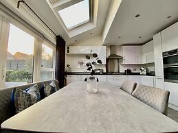 Stunning 4 Bed House With Cinema Room & Parking