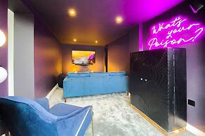 Stunning 4 Bed House With Cinema Room & Parking