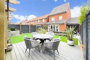 Stunning 4 Bed House With Cinema Room & Parking