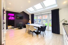 Stunning 4 Bed House With Cinema Room & Parking