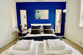 Stunning 4 Bed House With Cinema Room & Parking