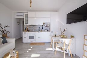 Vera's White Pearl Apartment