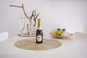 Vera's White Pearl Apartment