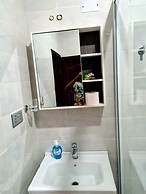 Spacious, Quiet & Cozy- Close to Highway-parking