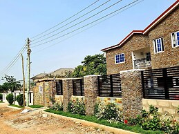 Charming, Quiet & Cozy - Close to Highway,parking