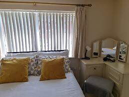 Stunning 4-bed House in Walsall