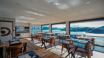 Dolphin Boutique Hotel & Restaurant