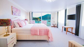 Dolphin Boutique Hotel & Restaurant