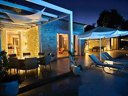 Villasleeps10-garden-freeparking-pool-ac