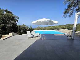 Villasleeps10-garden-freeparking-pool-ac