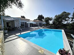 Villasleeps10-garden-freeparking-pool-ac