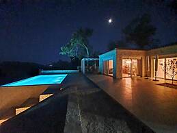 Villasleeps10-garden-freeparking-pool-ac