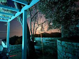 Villasleeps10-garden-freeparking-pool-ac