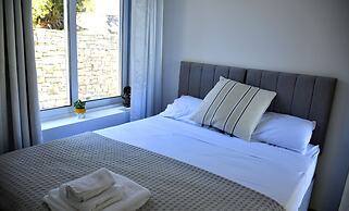 Villasleeps10-garden-freeparking-pool-ac