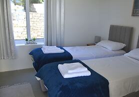 Villasleeps10-garden-freeparking-pool-ac