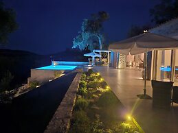 Villasleeps10-garden-freeparking-pool-ac