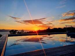 Villasleeps10-garden-freeparking-pool-ac