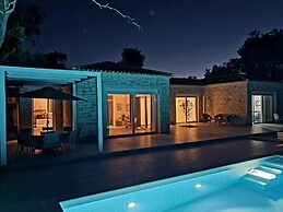 Villasleeps10-garden-freeparking-pool-ac