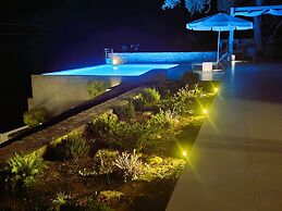 Villasleeps10-garden-freeparking-pool-ac