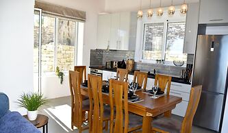 Villasleeps10-garden-freeparking-pool-ac