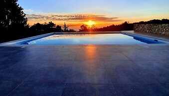 Villasleeps10-garden-freeparking-pool-ac