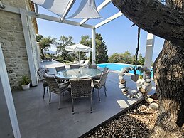 Villasleeps10-garden-freeparking-pool-ac
