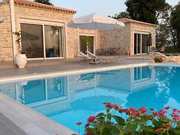 Villasleeps10-garden-freeparking-pool-ac