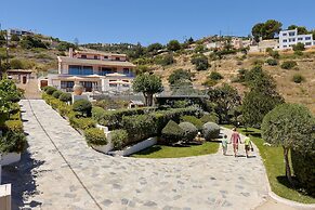 Bright Luxuriously Simple Apartment With Shared Pool