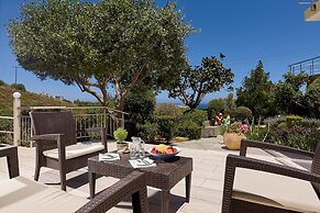 Bright Luxuriously Simple Apartment With Shared Pool