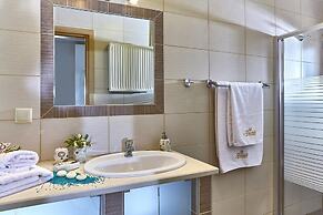 Bright Luxuriously Simple Apartment With Shared Pool