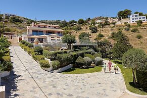 Charming Retro Studio With Shared Pool and View