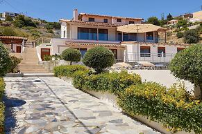 Stylish Pool Side Apartment With Stunning sea View