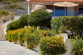 Stylish Pool Side Apartment With Stunning sea View