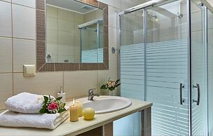 Stylish Pool Side Apartment With Stunning sea View