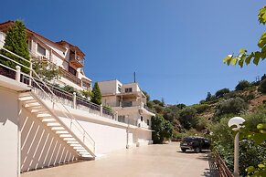 Cozy Pool Front Apartment With sea View Green