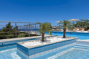 Cozy Pool Front Apartment With sea View Green