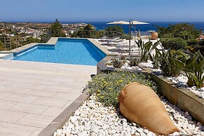 Spacious Villa With Shared Pool and Amazing View