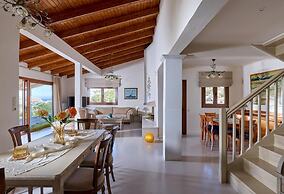 Spacious Villa With Shared Pool and Amazing View