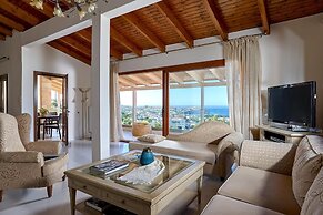 Spacious Villa With Shared Pool and Amazing View