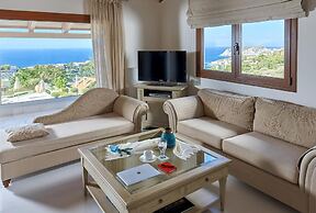 Spacious Villa With Shared Pool and Amazing View