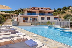 Spacious Villa With Shared Pool and Amazing View